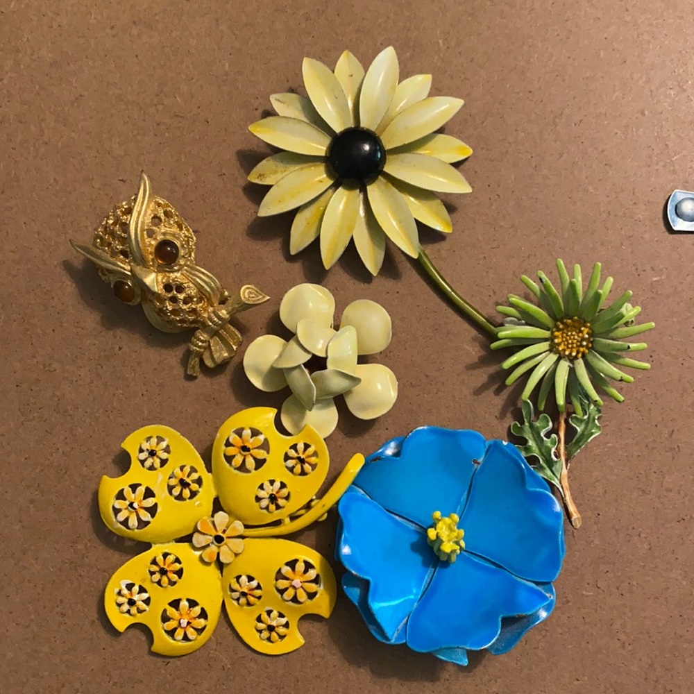 6 Vintage pins